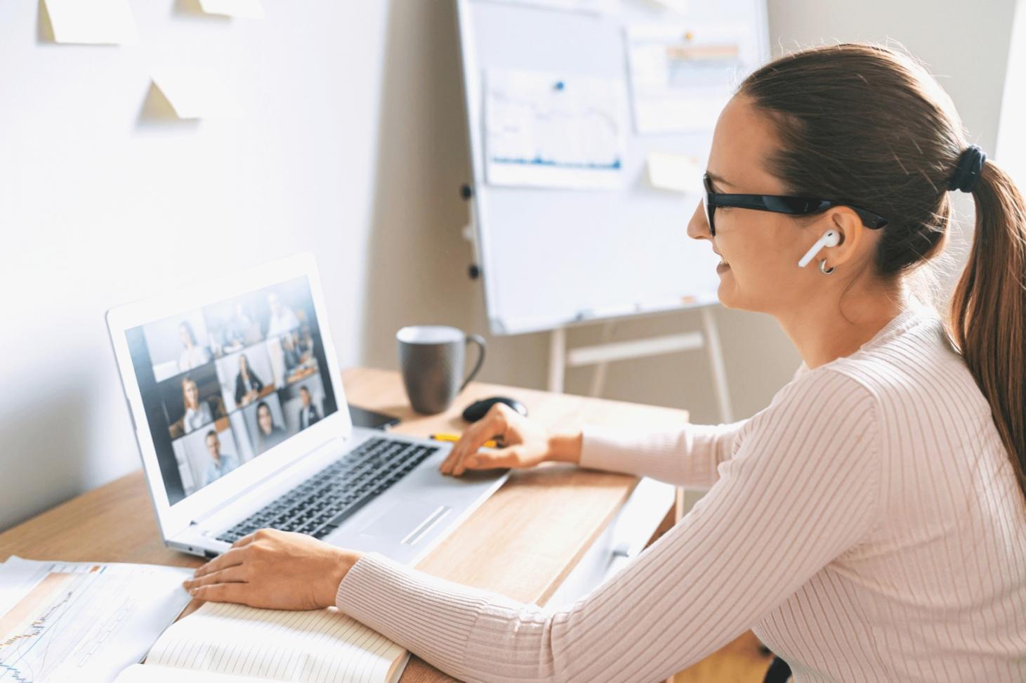 Bureau professionnel avec documentation financière et outils de calcul